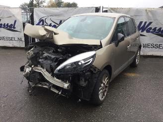 uszkodzony samochody ciężarowe Renault Scenic 2.0 Bose 2014/11