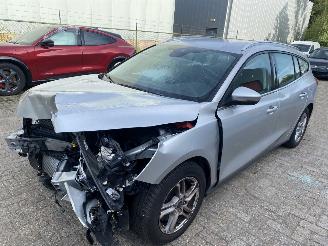 damaged motor cycles Ford Focus Wagon 1.0 Ecoboost Trend Edition Business 2020/3