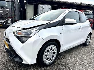 Toyota Aygo Gereserveerd 1.0 VVT-i 72pk X-Play 5drs - 31dkm nap - camera - airco - cruise - aux - usb - bleutooth - stuurbediening picture 2