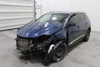 Damaged car Peugeot 5008  2022/4